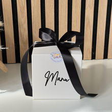 Load image into Gallery viewer, Personalised Floral Candle in Gift Box
